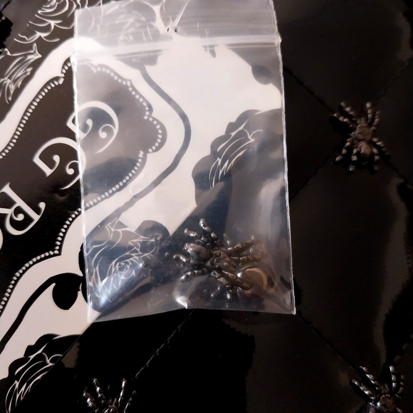 GG Rose Rock Rebel goth black vinyl quilted spider purse - Picture 11 of 11